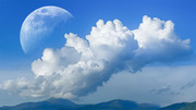 半月と雲の流れ