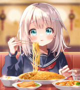 梅蘭焼きそばを食べる女の子