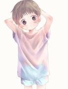 すけてるTシャツを着る男の子