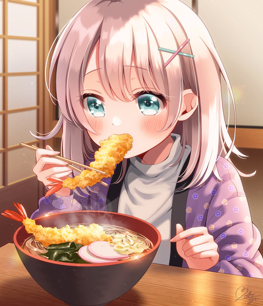 年越しそばを食べる女の子